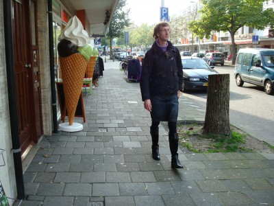 RokSterNL lopend in de Theresiastraat.1.JPG