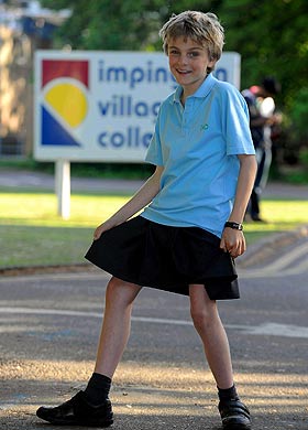 Jongen in rok naar school